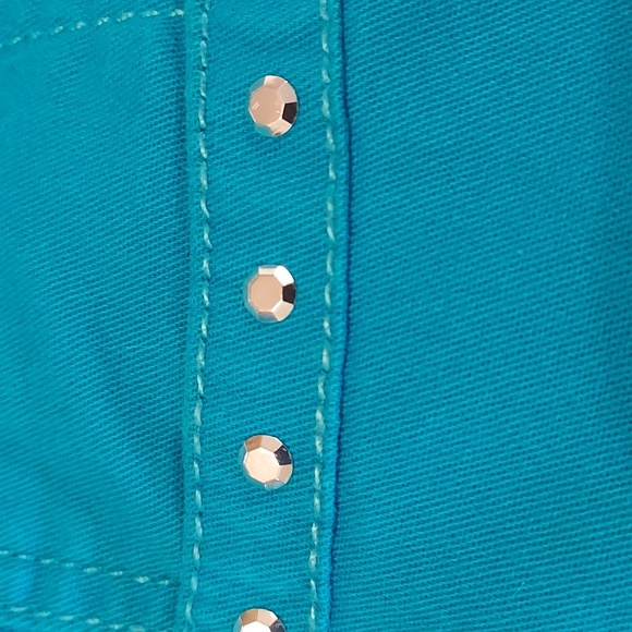 L.E.I. Ashley Lowrise Capri - Picture 4 of 11